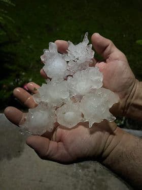 En Balch Springs, cayó granizo mediano tras el paso de tormentas severas por la noche en Dallas - Fort Worth.