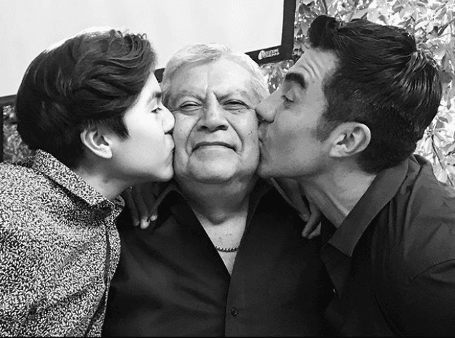 A principios de 2021, Adrián Uribe enfrentó el fallecimiento de su padre, una víctima más del Covid-19.