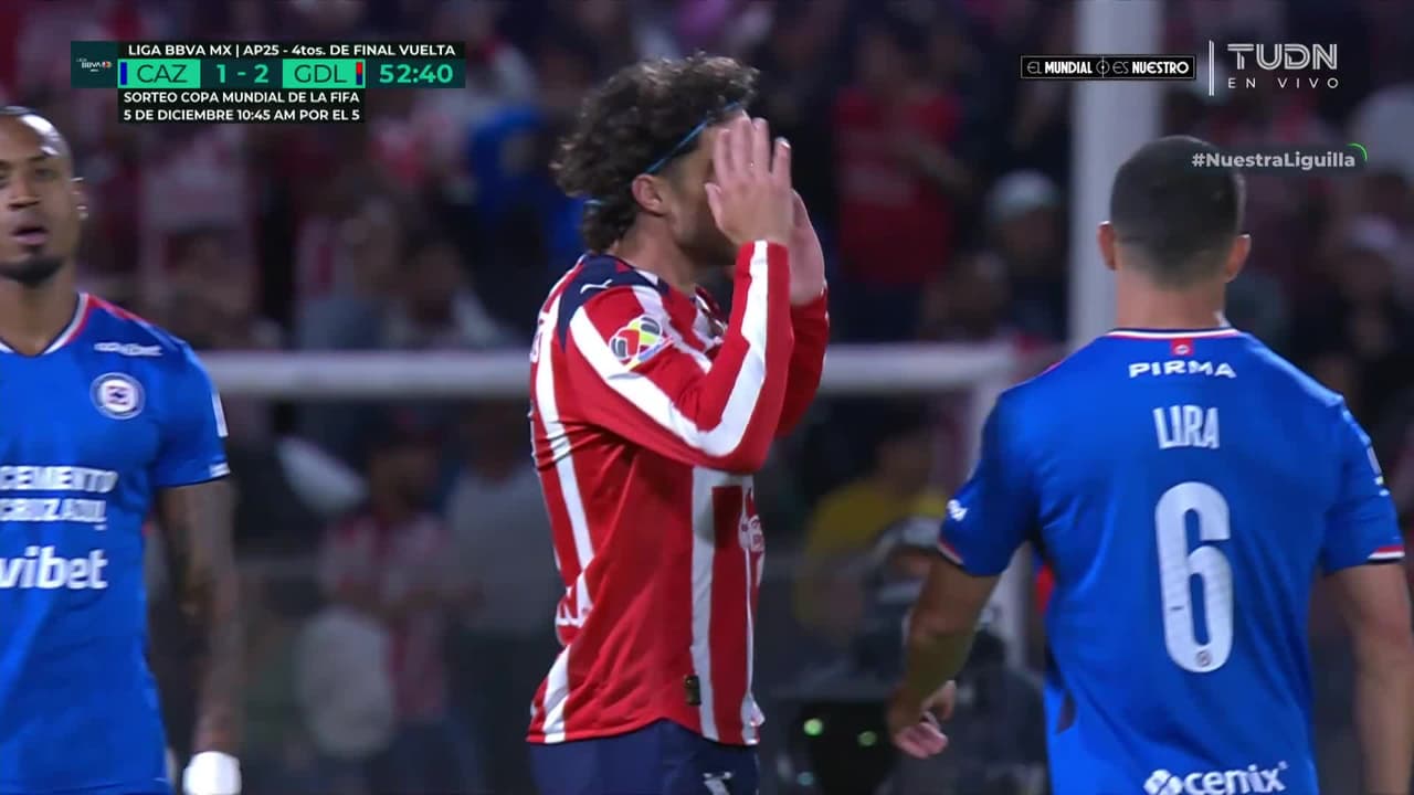 ¡Cowell a nada del tercero! Tiro lejano que pasa a centímetros de la portería