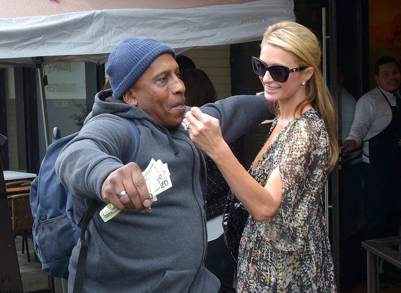 Al salir del lujoso establecimiento, este hombre sorprendió a las Hilton cantándoles y expresándoles su emoción por tenerlas tan cerca.