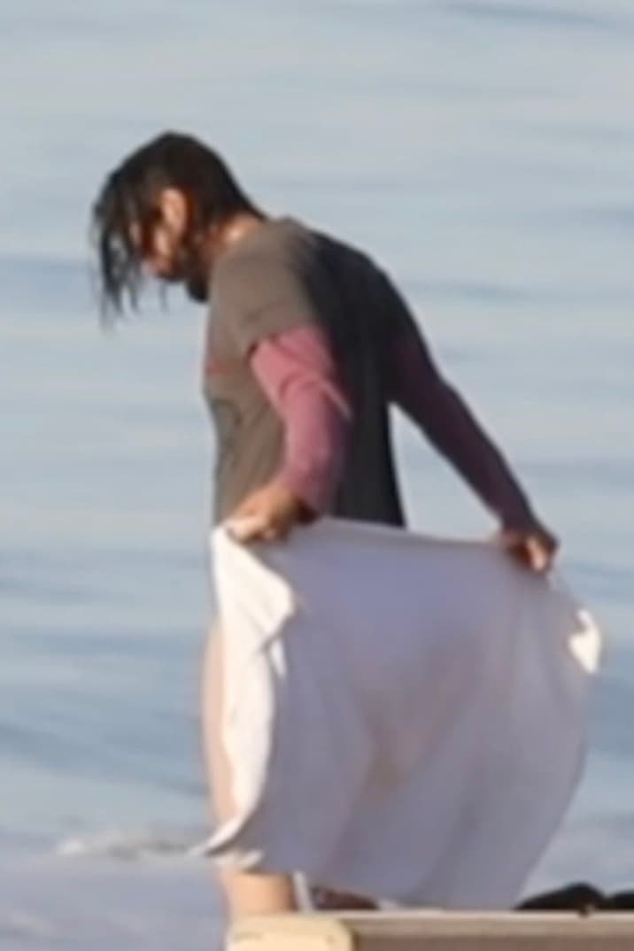 Zuma Beach se encuentra en Malibú, California, y es una de las más populares. También es una de las más frías, sobre todo en estos días. Por ejemplo, el pasado miércoles 8 de enero, cuando el paparazzo tomó estas fotos, la temperatura estaba en 48 grados Fahrenheit (9 C), lo que no frenó al protagonista de la cinta 'Speed'.