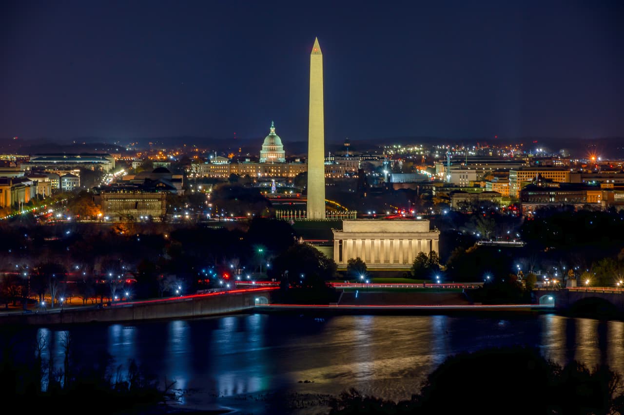 <h3 class="cms-H3-H3">20. Washington, D.C., Estados Unidos</h3>
<br>
<br>La capital de
<a href="https://www.univision.com/temas/estados-unidos-de-america">Estados Unidos </a>ya era una de las ciudades mejor valoradas por la compañía incluso antes del brote de la pandemia.
<br>
<br>Ahora, su variedad multiracial en su población y su promoción en redes sociales, así como la buena reputación gracias a su gran oferta de atracciones y ocio emitida por sus visitantes,
<b> la siguen poniendo dentro de las preferencias turísticas. </b>
<br>
<br>
<br>
<br>