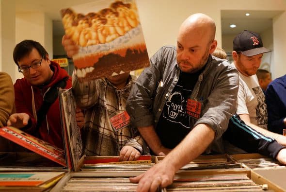 Abril 12- CHIRP Record Fair & Other Delights: Amantes de los discos de vinilo se reunen para una gran feria y venta de música. Disfrute de sesiones de DJ en vivo y bebidas de Goose Island y Dark Matter café. (1340 W. Washington Blvd)