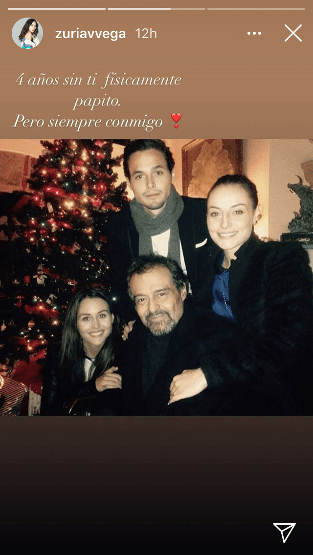 Así lo hizo ver también
<b><a href="https://www.univision.com/famosos/me-dejo-fue-muy-duro-la-confesion-de-zuria-vega-que-no-incluye-a-su-marido-alberto-guerra-video" target="_blank"> Zuria Vega</a></b>, de 31 años, quien publicó esta foto con él y sus hermanos durante una Navidad. 
<br>
