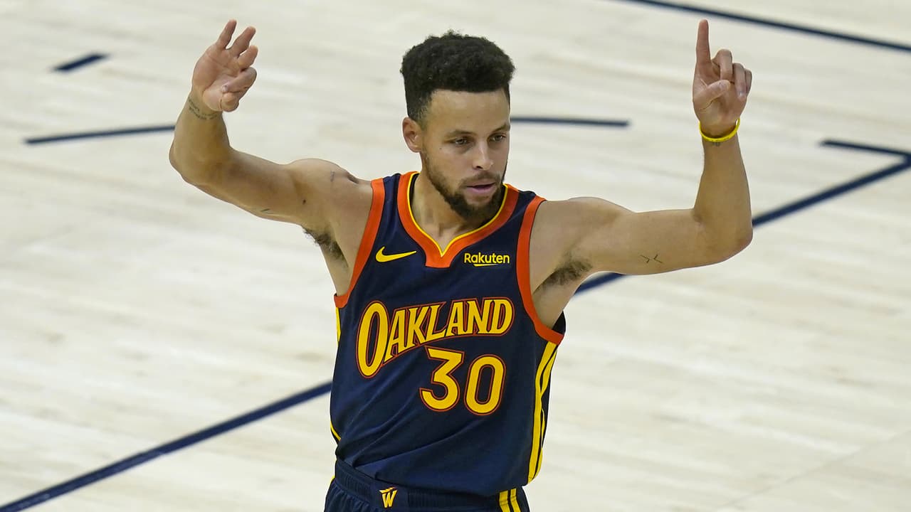 Stephen Curry rebasa a su ídolo, Reggie Miller, entre los máximos anotadores de triples en la NBA