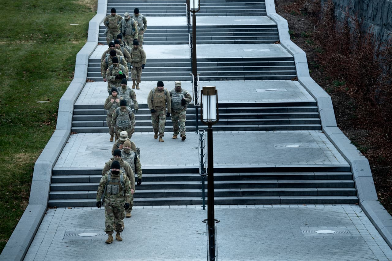Soldados en una escalinata del complejo del Capitolio. Bowser advirtió que de ahora hasta la inauguración, todo vehículo puede ser detenido y sus ocupantes interrogados.
