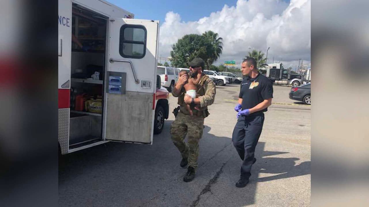 Rescatan a un bebé que estaba siendo apuntado con un arma de fuego por su padre 