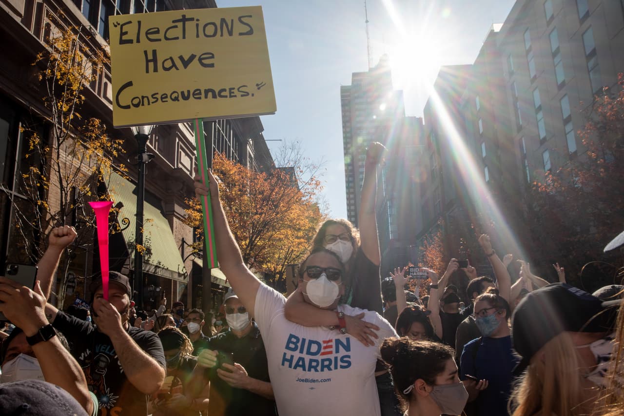 Simpatizantes del candidato demócrata se reunieron desde temprano frente al Centro de Convenciones de Pensilvania donde se lleva a cabo el conteo de boletas en Filadelfia, lugar que se ha convertido en el centro de la atención del Partido Republicano por alegaciones de fraude electoral y falta de transparencia. En el cartel se lee "las elecciones tienen consecuencias". 
<br>