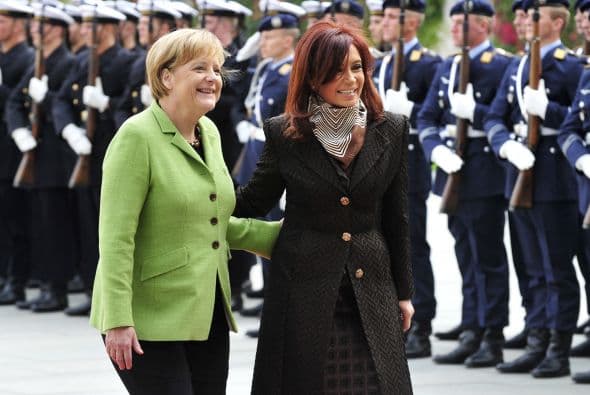 La presidenta de Argentina, Cristina Fernández de Kirchner, en visita oficial de tres días a Alemania, conminó en Berlín a los organismos internacionales a "renegociar la deuda" de su país.