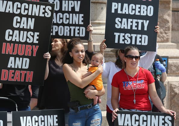 <i>"Yo trabajo en restaurante y no estoy de acuerdo que abran porque la gente no entiende. La verdad, es imposible tomar distancia si les vamos a servir café. No se lo puedes dar desde los 6 pies".- </i>Martin Mireles Yánez.