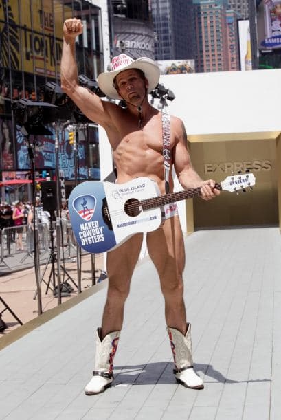 Primero Burck intentó ser un modelo en Venice Beach, California, vestido con un traje de vaquero completo, pero fue completamente ignorado.