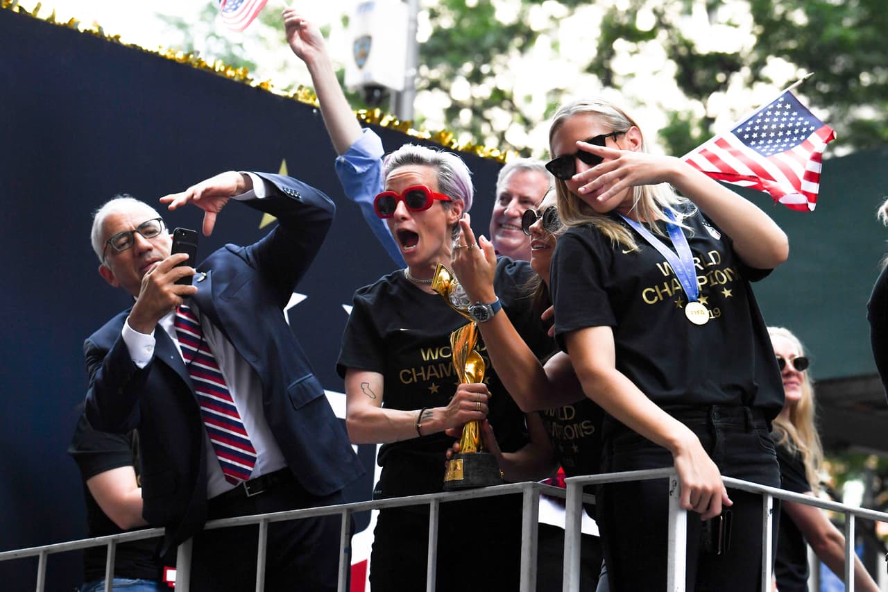 Megan Rapinoe, Alex Morgan, Julie Ertz, Allie Long, Carli Lloyd y compañía vivieron este miércoles una jornada especial en Nueva York durante el desfile de campeonas del mundo con el Team USA. Cientos de aficionados salieron a las calles de la Gran Manzana para saludar a sus heroínas.