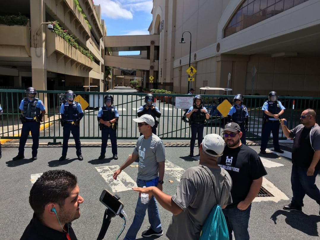Los Policías custudian una de las entradas de Plaza Las Américas