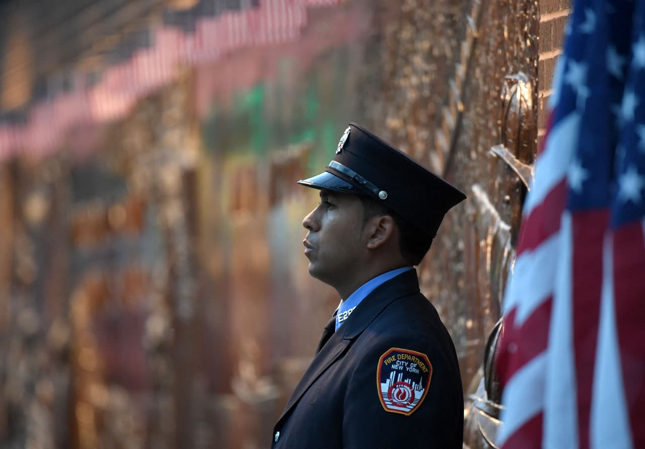 Un bombero de Nueva York participa en los eventos del vigésimo aniversario de los ataques del 
<a href="https://www.univision.com/noticias/20-anos-atentados-9-11/atentados-del-11-de-septiembre-de-2001-9-11-torres-gemelas-20-anos-despues">11 de septiembre</a> en el World Trade Center de en Nueva York, el 11 de septiembre de 2021, a veinte años del peor atentado terrorista de la historia mundial.