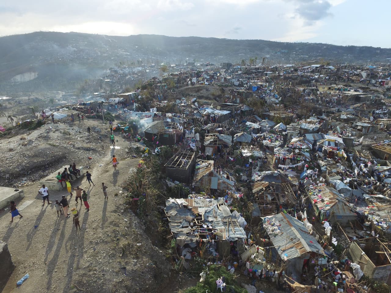 <b>Puesto 4. Haití.</b> Este país caribeño ha sufrido 
<a href="https://www.univision.com/noticias/fenomenos-naturales/en-fotos-el-suroeste-de-haiti-devastado-por-el-huracan-matthew-fotos">77 eventos meteorológicos extremos</a> entre 1998 y 2017. En este período fallecieron 2.9 personas por cada 100,000 habitantes y las pérdidas alcanzaron 418 millones de dólares, sin contar la destrucción que dejó 
<a href="https://www.univision.com/noticias/noticias-de-latinoamerica/haiti-quedo-totalmente-destruido-tras-terremoto-de-73-grados">un poderoso terremoto que devastó ese país</a> en 2010.