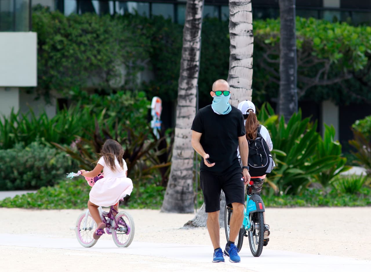 <b>Hawaii | Índice de recuperación económica: 61%</b> (es decir, la economía de este estado está operando al 61% del nivel de principios de marzo, antes de la llegada de la pandemia). En la fotografía, un grupo de turistas en una playa cerrada en Honolulu en marzo. Hawaii ocupa en solitario el último puesto en el ‘índice de recuperación económica’ (Back-to-Normal Index)
<b>,<a href="https://www.cnn.com/business/us-economic-recovery-coronavirus"> </a></b>
<a href="https://www.cnn.com/business/us-economic-recovery-coronavirus"><u>un análisis gráfico interactivo</u></a> que resultó de la combinación de 37 variables estadísticas gubernamentales y privadas que capturan las tendencias económicas del país en tiempo real.