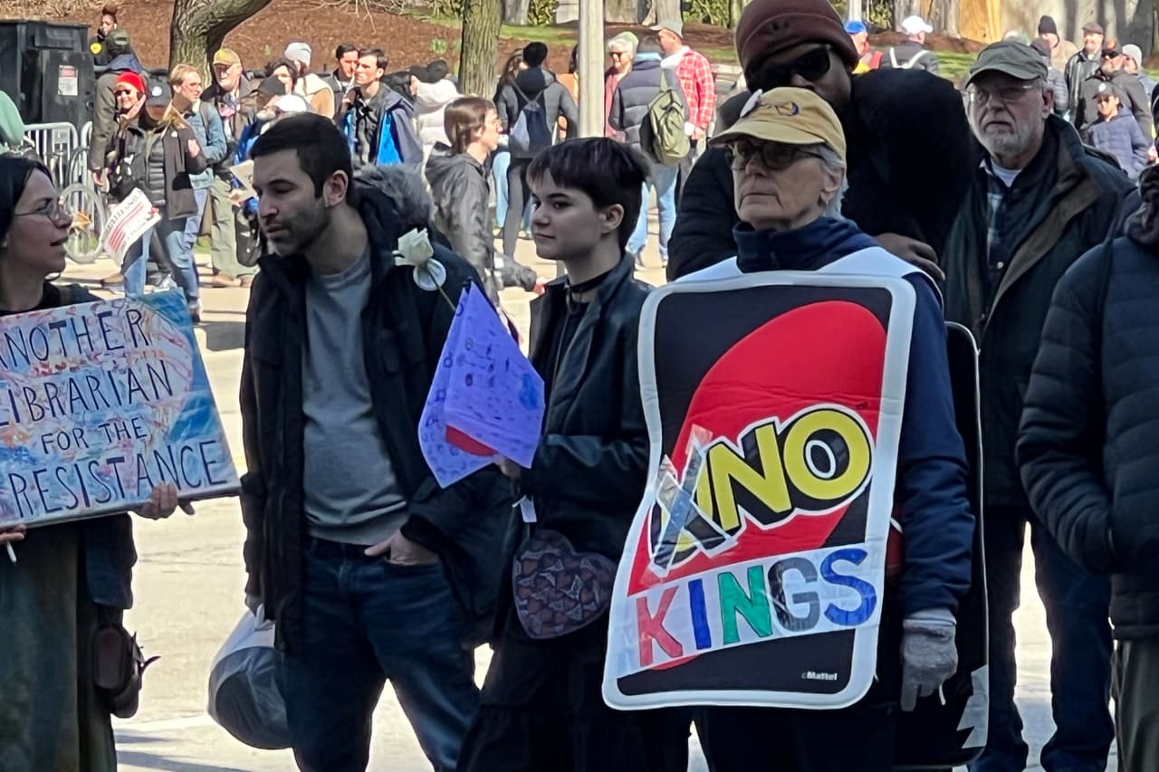 Como baraja de juego de mesa, así marchó un hombre para exigir "NO KINGS" ni en Chicago, ni en ninguna parte de Estados Unidos.