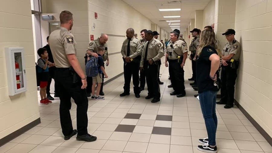 Antes de entrar al salón, los agentes le dieron muestras de aliento a Caden.
