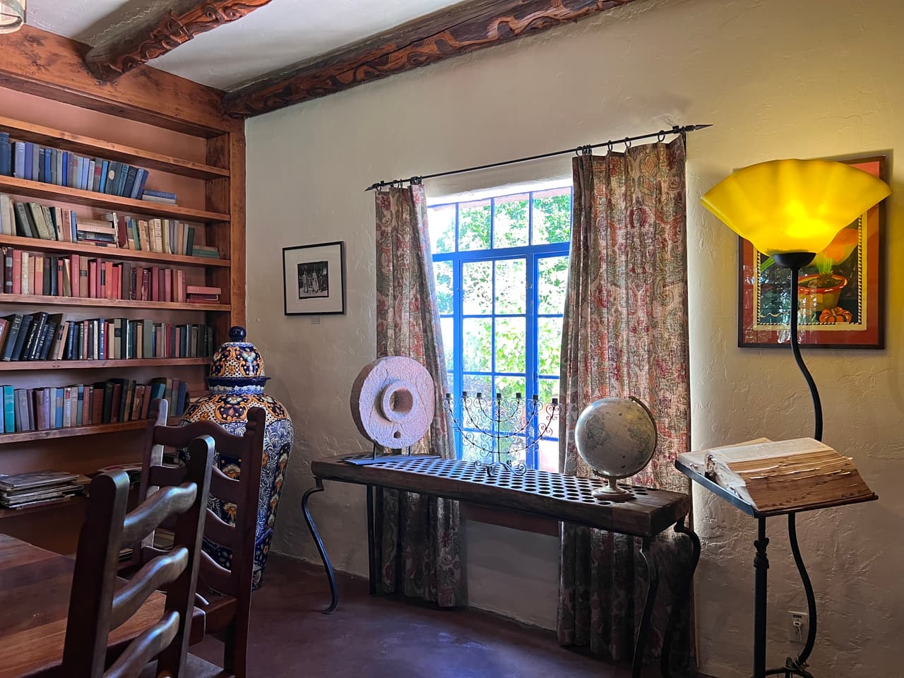 En 1944, Hacienda Del Sol se convirtió en un rancho de huéspedes que inmediatamente atrajo a las más grandes estrellas de la pantalla grande. Cuenta la leyenda que la Casita Grande de la Hacienda fue el escondite romántico favorito de Spencer Tracy y Katharine Hepburn. Las estrellas John Wayne y Clark Gable firmaron sus nombres en el ilustre libro de visitas del hotel. Howard Hughes, dueño de un estudio de cine en Tucson en ese momento, encontró comodidad y privacidad dentro de las paredes de la Hacienda, según reseña el hotel en su página web.