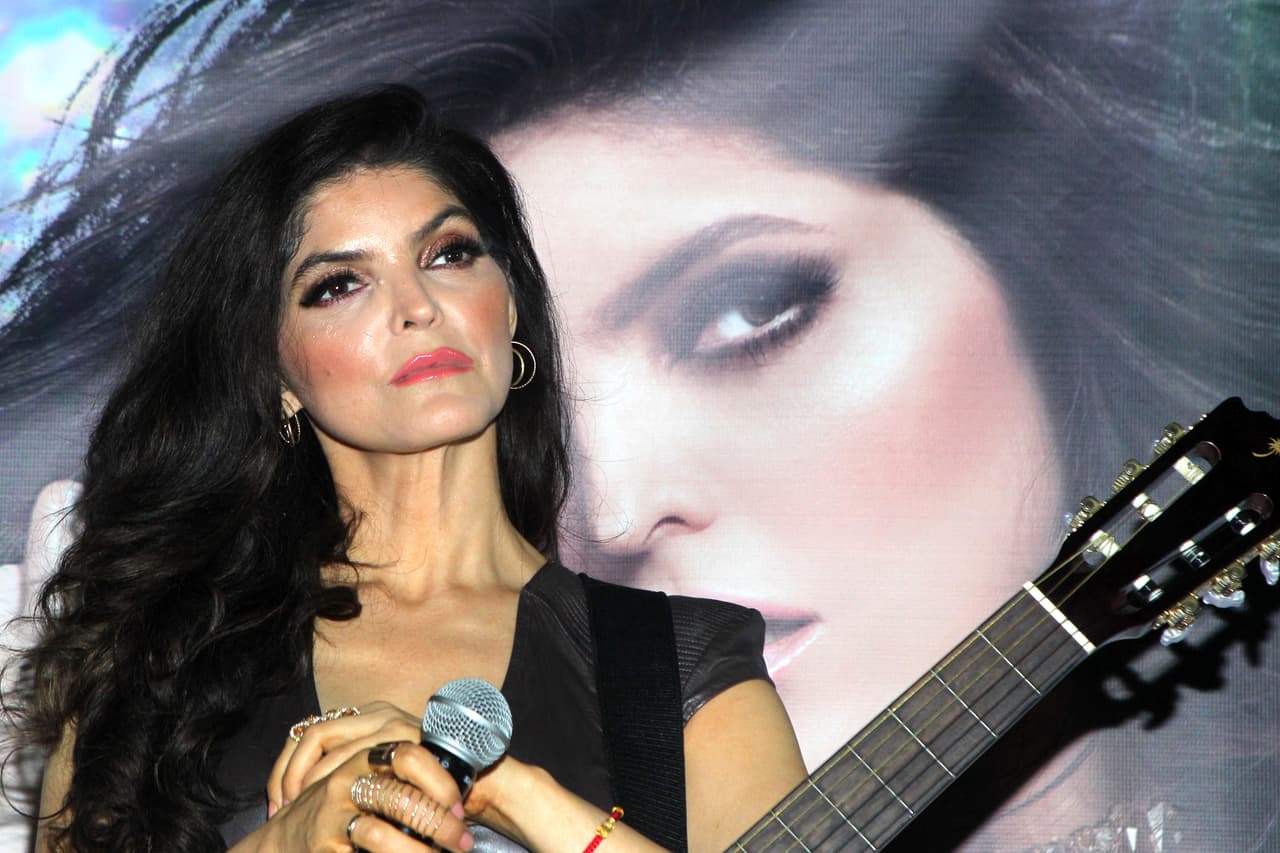 "Es parte de la vida, el amor… Y sí, me caso bien chiquita, me casé muy jovencita, 
<b>duré como tres meses</b> porque no era el momento y todo, como que todavía no había una madurez emocional", dijo sin revelar el nombre de quien fue su primer marido. 
<br>