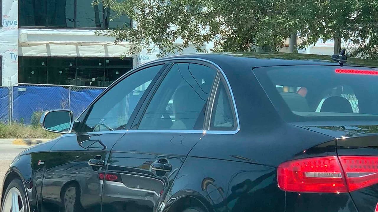 También usan las placas de papel falsas para cometer delitos de manera anónima o para evitar las inspecciones estatales.