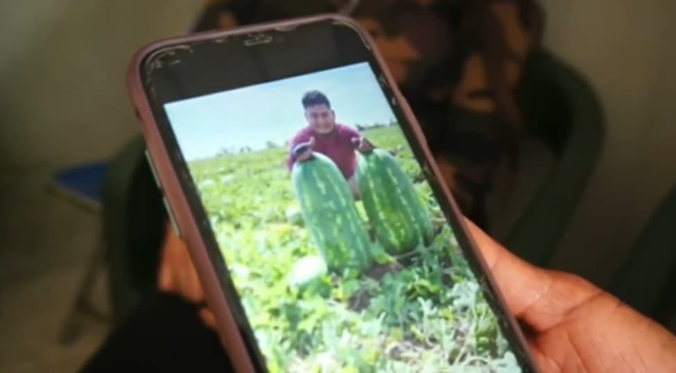 Familiares y seres queridos expresaron su incredulidad al enterarse de la pérdida de sus amigos o parientes. En la imagen, 
<b>Evarardo Ventura </b>en un campo de sandías, para mostrarle a su familia el trabajo que hacía.