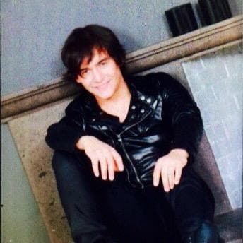 Dicen que Julián Figueroa recayó en el alcohol