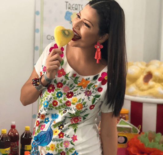 Ana Patricia está disfrutando de su embarazo, y se dio gusto comiendo paletas heladas.