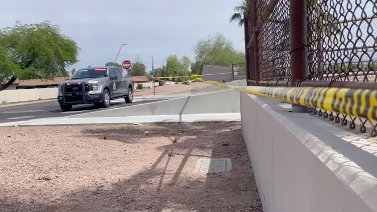Todo comenzó alrededor de las 2 de mañana, cuando autoridades recibieron una llamada señalando que un auto color blanco se encontraba detenido sobre la autopista 101, a la altura de la calle University, en Tempe.