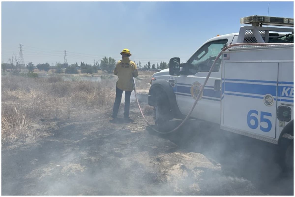 Cuando llegaron al lugar aproximadamente 1/2 acre de hierba se estaba quemando y comenzaron con el trabajo para apagarlo pronto.