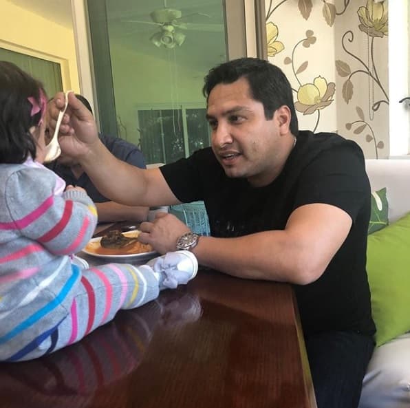 La primera de ellas es que el cantante de regional mexicano asume su 
<b><a href="https://www.univision.com/shows/el-gordo-y-la-flaca/julion-alvarez-admite-que-estaba-preocupado-con-el-nacimiento-de-su-segunda-hija-video" target="_blank">responsabilidad como padre</a></b> y la intensa labor que se requiere para desempeñarla.