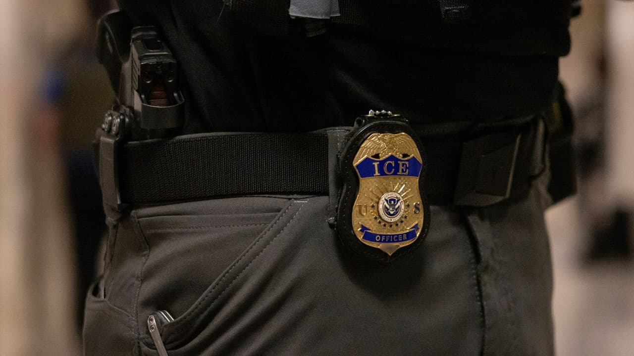 <h3 class="cms-H3-H3">Cómo funciona el engranaje, paso a paso 🔎</h3> 👉🏻 Una persona es arrestada por la policía local. 
<br>👉🏻 La cárcel toma huellas y las cruza con bases federales. 
<br>👉🏻 ICE recibe una alerta automática. 
<br>👉🏻 ICE decide si emite un detainer. 
<br>👉🏻 Si la cárcel coopera, ICE llega, hay traslado a custodia migratoria. 
<br>
<b>No hace falta una condena, tampoco un delito grave.</b>