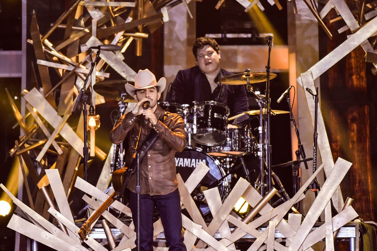 Este cantante de regional mexicano hizo su gran debut y se llevó los aplausos del público.