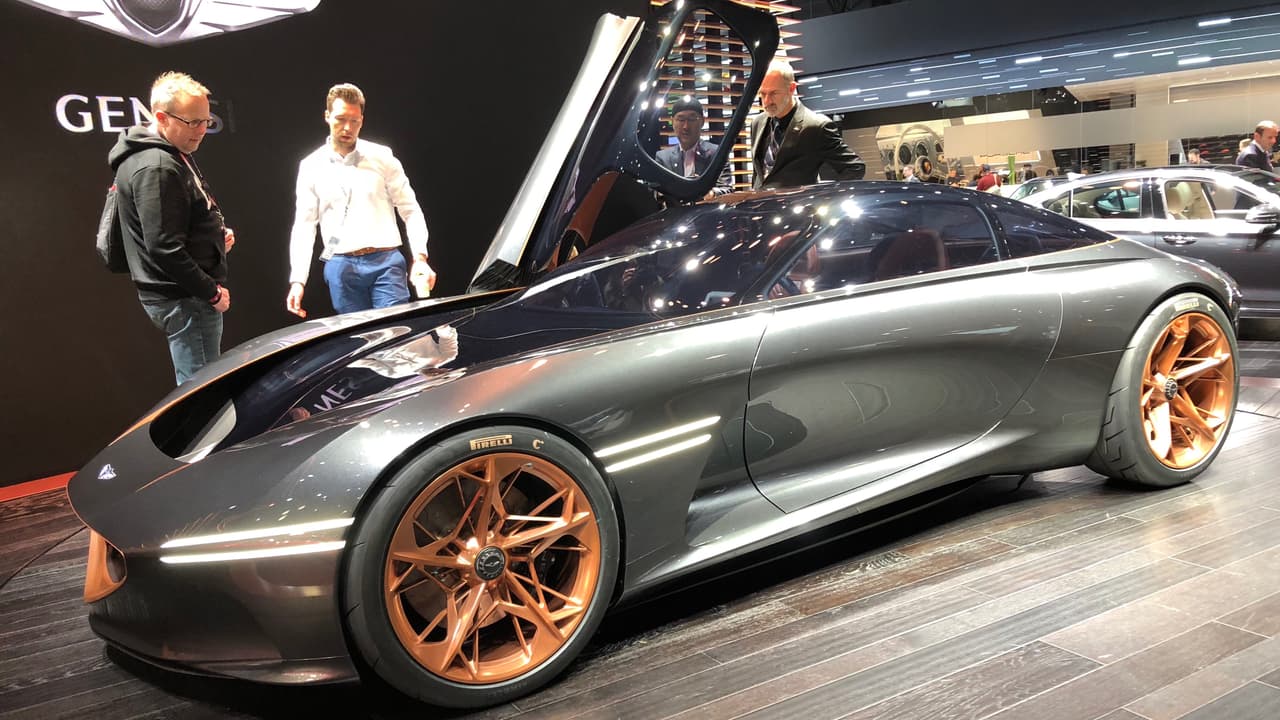 <h3 class="cms-h3-H3">Bueno: Genesis Essentia Concept</h3>
<br>
<br>El fabricante coreano fue el único de la jornada que presentó un verdadero carro concepto y no un auto de producción disfrazado y el resultado fue espectacular e interesante. No estamos muy seguros de como interpretar que Genesis, que no tiene ni una sola camioneta en el mercado, esté gastando recursos en carros conceptuales pero no nos vamos a quejar del resultado. Las proporciones, formas y detalles del 
<b><a href="https://www.univision.com/noticias/genesis/lujo-y-conectividad-llegan-al-auto-show-de-nueva-york-con-el-genesis-essentia-concept-fotos" target="_blank">Genesis Essentia Concept</a></b> son perfectas y la tecnología intrigante.
