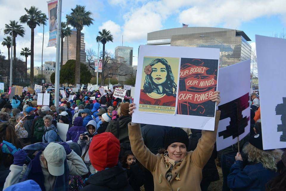 Regina Romero, concejal de Tucson participó junto a su familia, amigos y miembros de la comunidad en la marcha de Tucson.