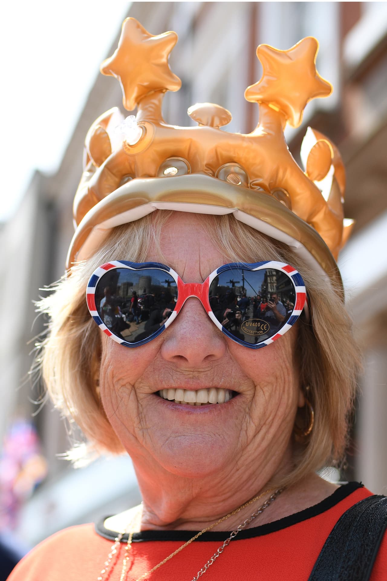 Hablando de coronas, esta recreación más liviana también formó parte de los extravagantes 'looks' de los invitados informales.