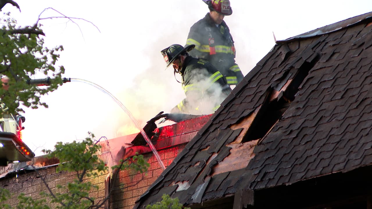 Las labores de control del fuego se extendieron por varias horas.