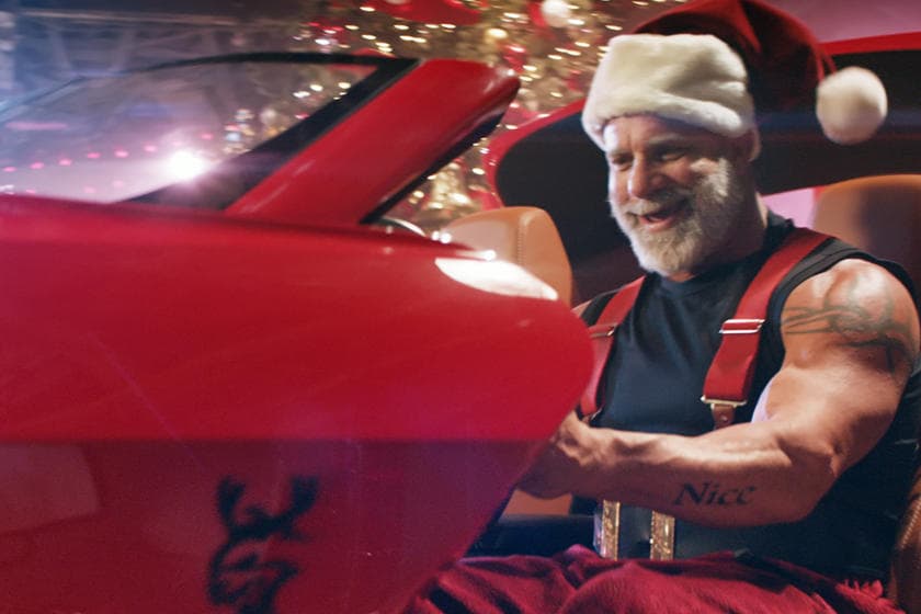 Como todos los vehículos que de una u otra manera llevan el ‘Hellcat’ en su ADN, el Redeye Express es sinónimo de fuerza bruta, velocidad y adrenalina. Su motor es un V8 supercargado capaz de producir ¡797 caballos de fuerza! ¿Cómo no dejar descansar a los renos cuando tienes una bestia como esta?