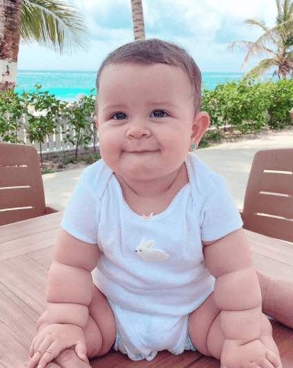 El chef Yisus bromea con la forma en que luce su bebé: "Silvanita y sus flotadores. Que nada te hunda mi vida".