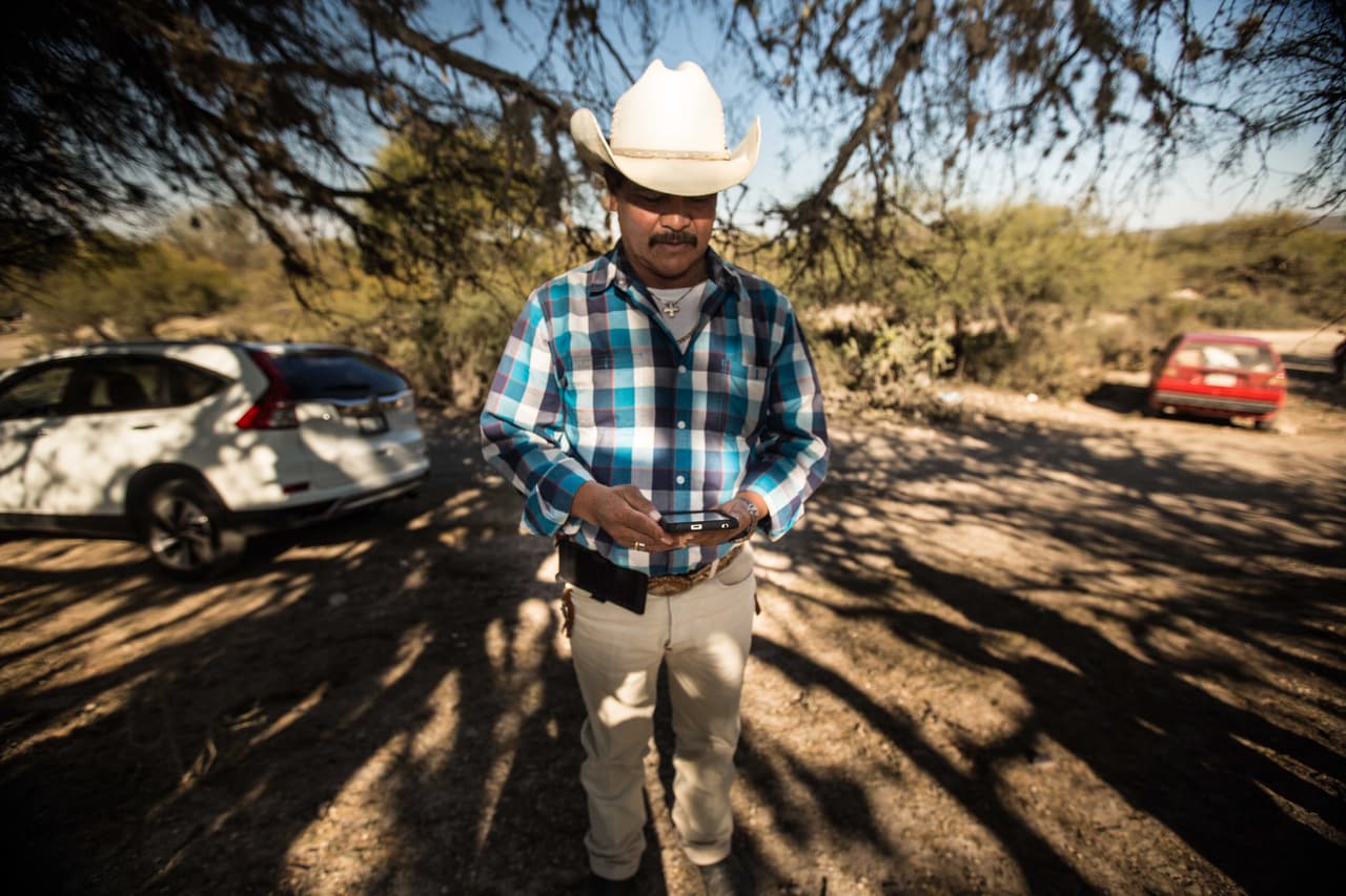Rutilio Ibarra (56) vive a unos kilómetros de Rubí pero se enteró de la fiesta por un sobrino de Monterrey que le escribió al Facebook: "Oye, se está volviendo viral una quinceañera por ahí". En un municipio sin internet, Ibarra se las arregla para mirar sus redes al menos una vez al día.