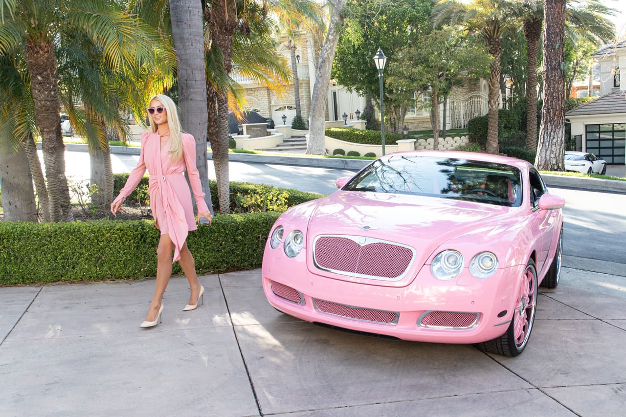 "Nunca me fotografiaron dos veces con lo mismo", menciona la socialité mientras afina los últimos detalles para una de sus giras, para la cual, detalla, cada conjunto que utilizará en el viaje debe ser acompañado por lentes de sol y un bolso.