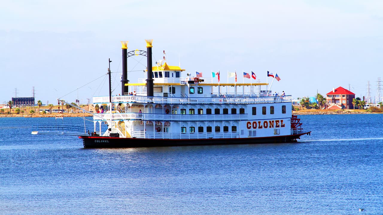 No te pierdas el crucero con cena a bordo del barco Colonel Paddlewheel Boat el 13 de marzo.