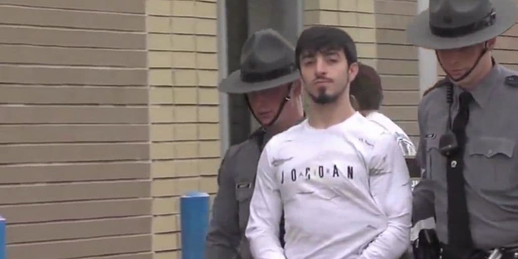 <a href="https://www.univision.com/local/philadelphia-wuvp/esto-es-lo-que-consigue-una-mentirosa-infiel-hombre-se-ducho-y-fue-a-la-corte-despues-de-matar-a-su-novia">Nicholas Forman, de 23 años, de Collegeville, ha sido acusado de asesinato en primer y tercer grado por la muerte de Sabrina Harooni, de Gilbertsville. </a>
<br>
<br>Según Steele, después de la golpiza, Forman se duchó y salió de la casa.