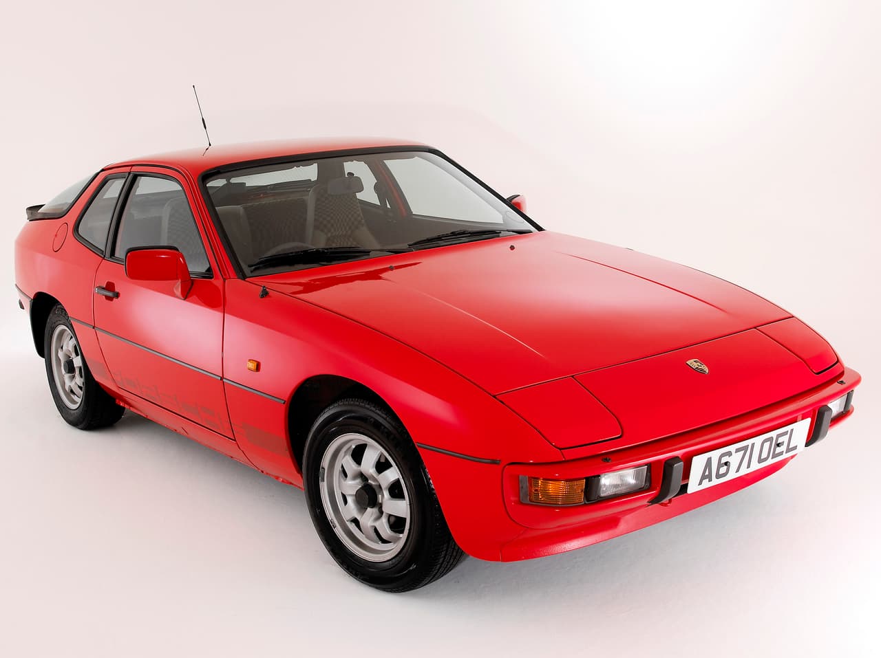 <b>Porsche 924 Turbo</b>: Por menos de 5,000 dólares es posible comprar este deportivo en el mercado de usado. Un modelo de poco uso debería tener alrededor de 63,000 millas en el odómetro. El fabricante alemán produjo este vehículo entre 1976 y 1988. Su mantenimiento puede ser sumamente costoso.