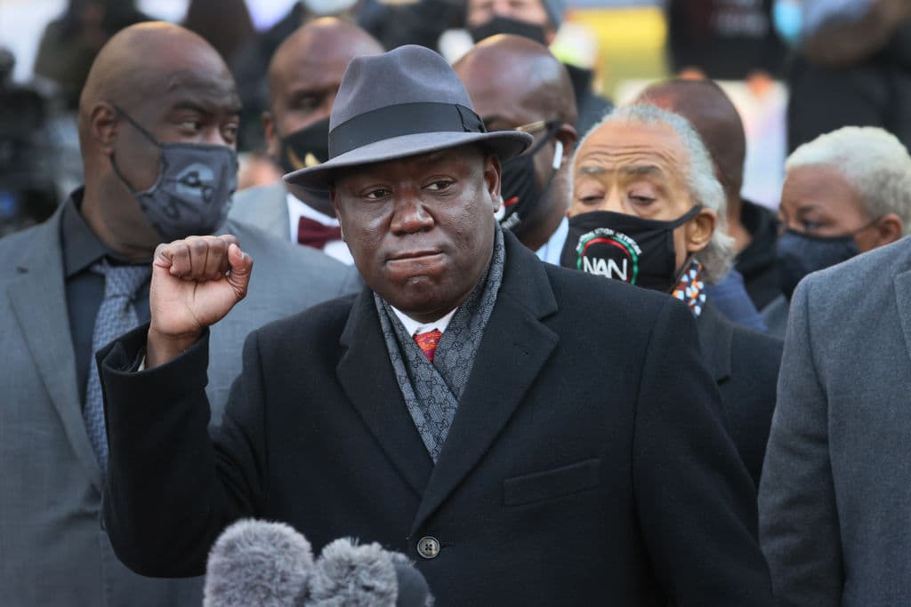 Uno de los abogados de la familia Floyd, Ben Crump, a las afueras del Centro de Gobierno del condado Hennepin, donde este lunes comenzó el juicio contra el exoficial de policía, Derek Chauvin.