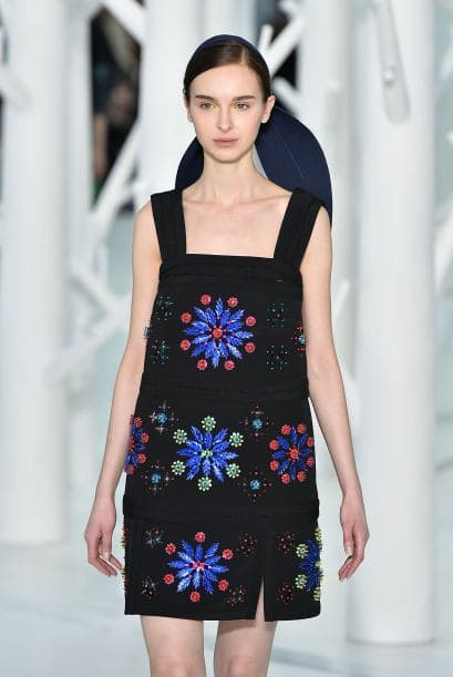 Se valen los estampados de tamaño grande, como este mini vestido de la firma Del Pozo, con colores brillantes sobre una base negra.