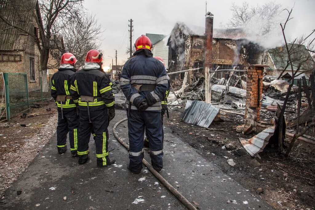 Bomberos en una zona de Kiev alcanzada por los misiles disparados por Rusia. El alcalde de Kiev, Vitali Klichkó, indicó que
<a href="https://www.univision.com/noticias/mundo/el-presidente-vladimir-putin-anuncia-operacion-militar-en-ucrania?postId=AAABfy-E3lyp_--t6RIAAA#AAABfy-E3lyp_--t6RIAAA" target="_blank">tres personas resultaron heridas, una de ellas crítica</a>, por los escombros de los misiles caídos en un barrio residencial al sureste de la capital.