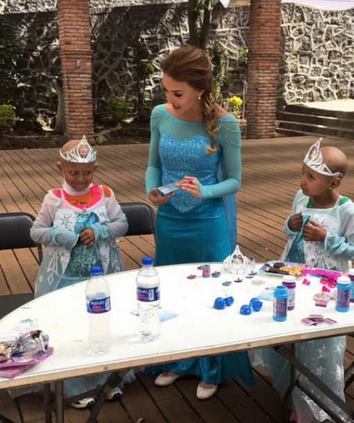 Hizo manualidades y jugo con las pequeñas que luchan diariamente por salvar su vida.