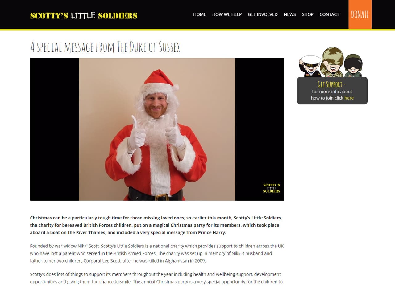 A través de un video que se encuentra en la
<a href="https://www.scottyslittlesoldiers.co.uk/" target="_blank">página web</a> de la fundación, el duque de Sussex expresó: "¡Jo! ¡Jo! ¡Jo! Hola a todos en Scotty's Little Soldiers. Espero que estén pasando un momento increíble".