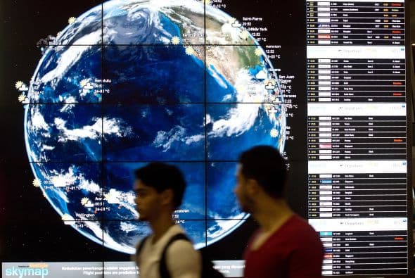 Imágenes de las pantallas en el aeropuerto Internacional de Kuala Lumpur.